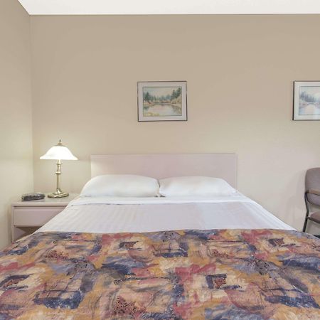 Super 8 By Wyndham Golden Hotell Eksteriør bilde