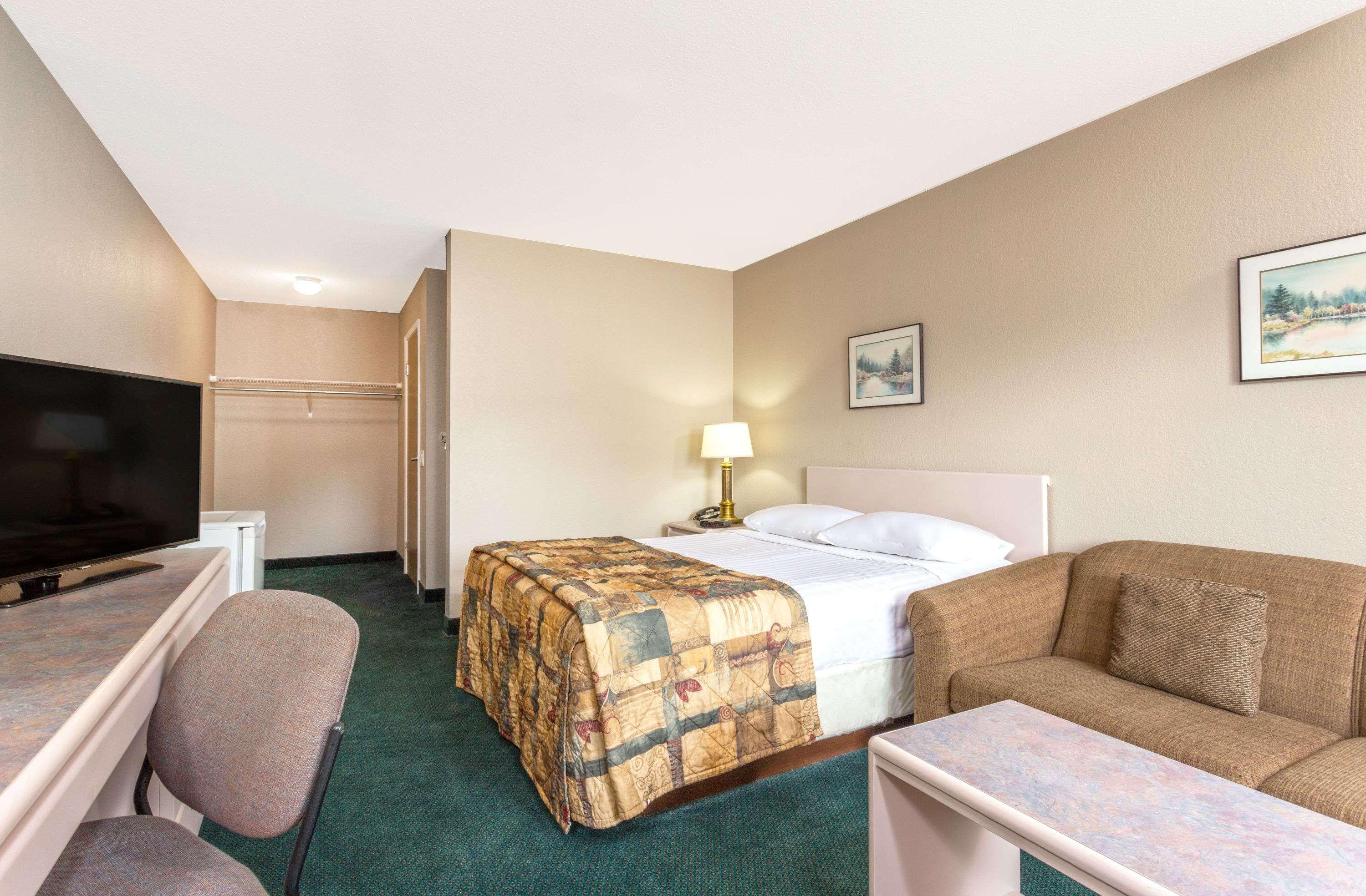 Super 8 By Wyndham Golden Hotell Eksteriør bilde
