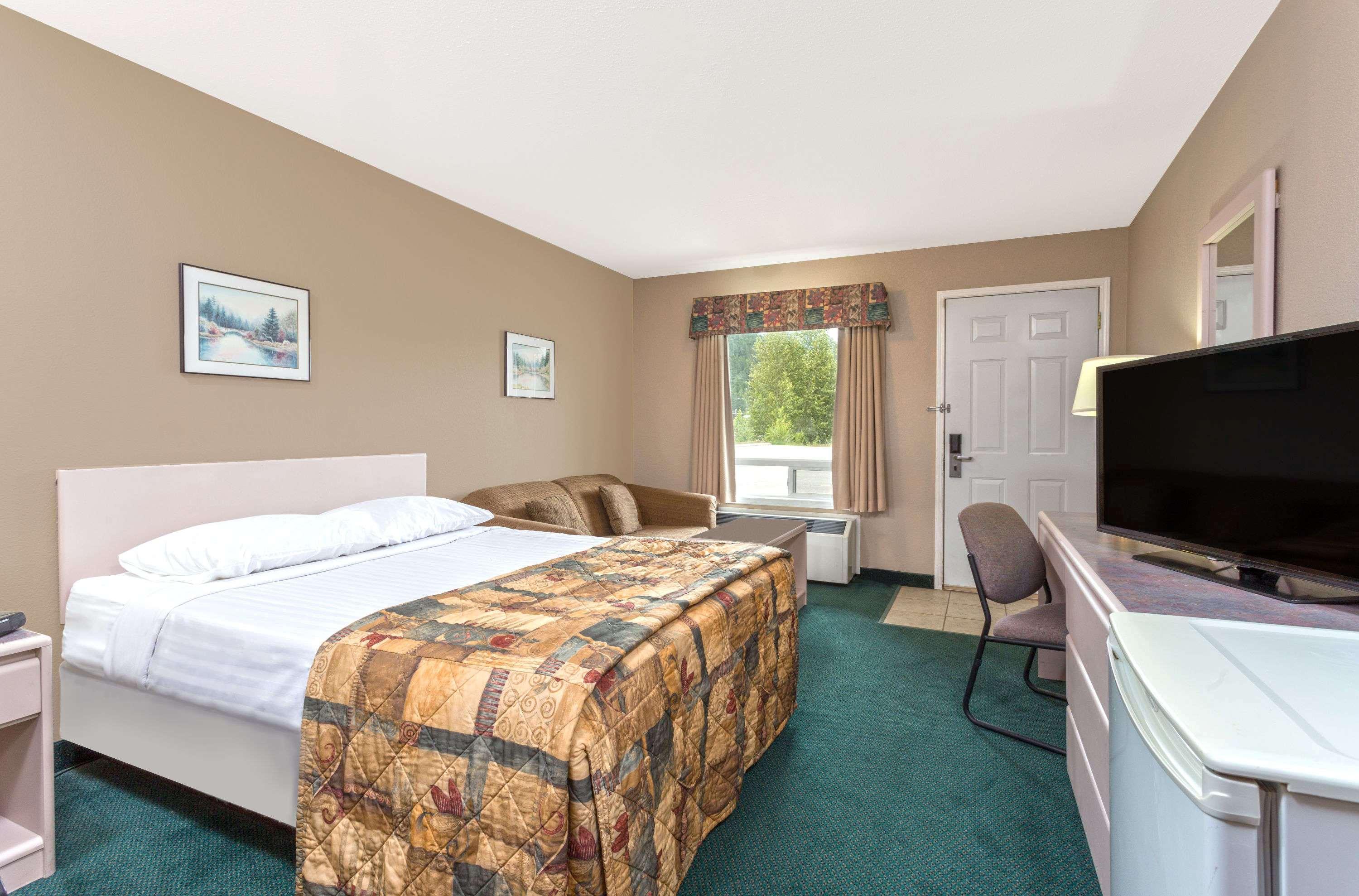 Super 8 By Wyndham Golden Hotell Eksteriør bilde