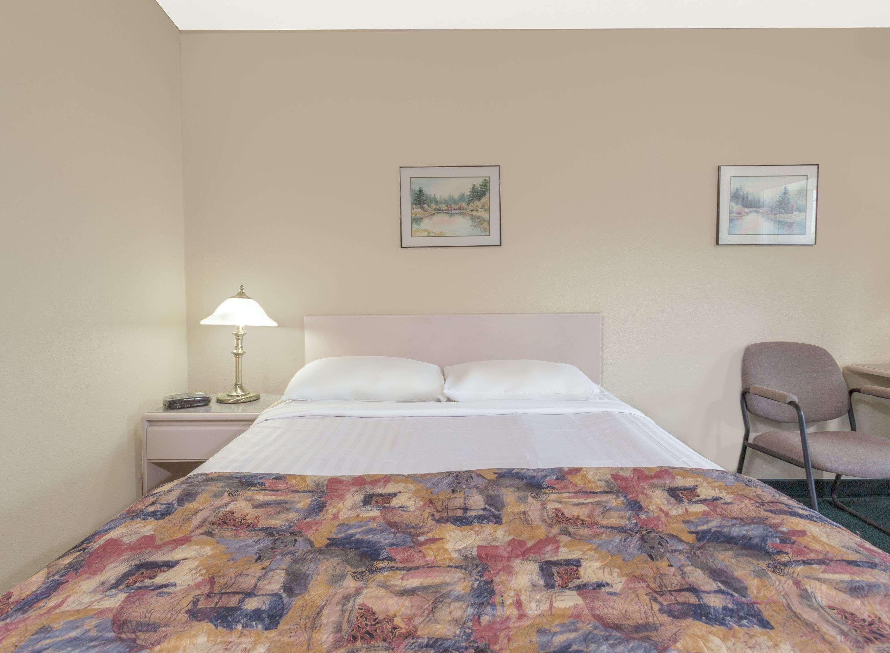 Super 8 By Wyndham Golden Hotell Eksteriør bilde
