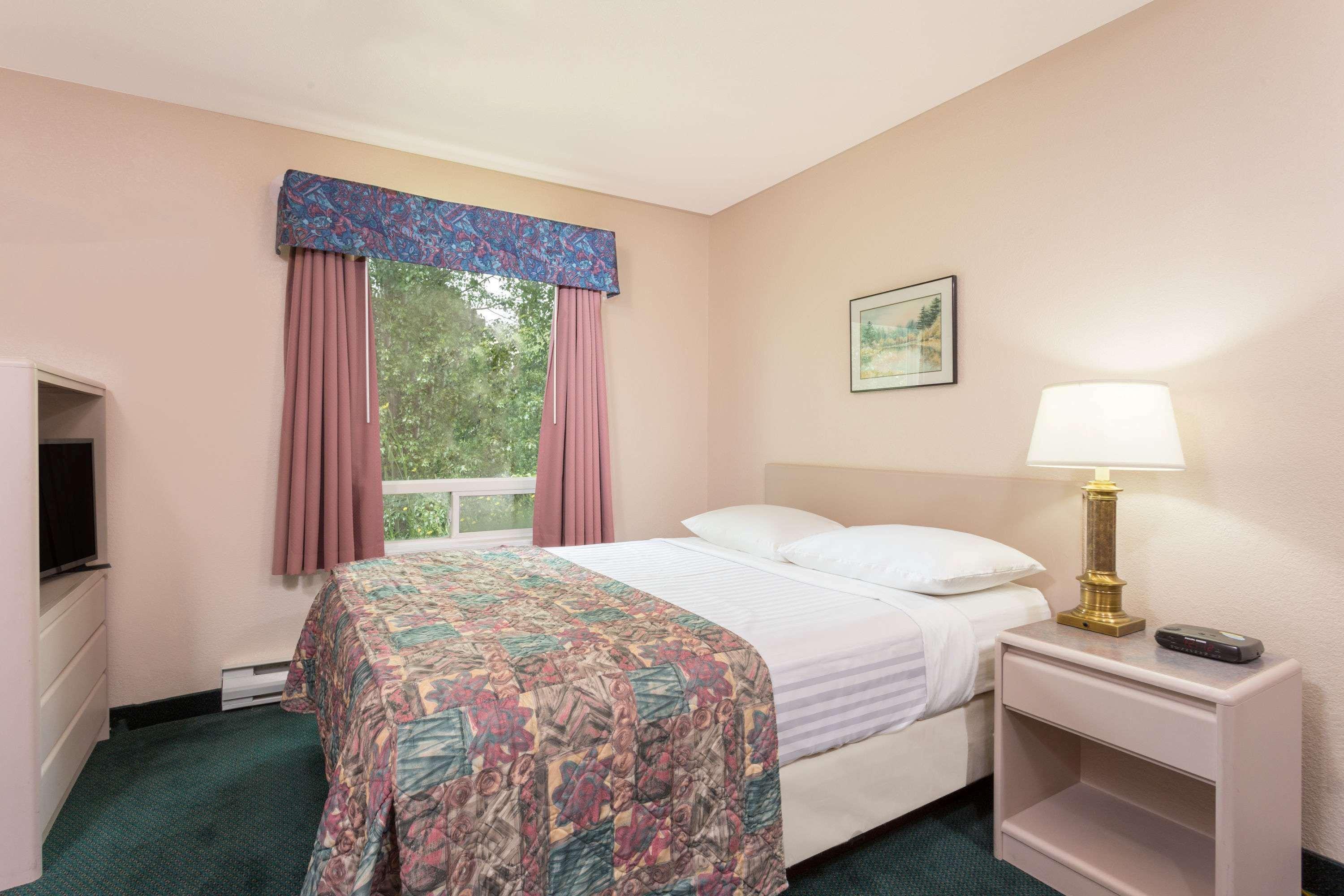 Super 8 By Wyndham Golden Hotell Eksteriør bilde