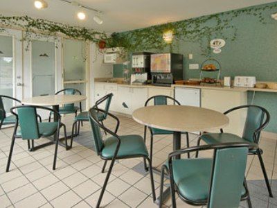 Super 8 By Wyndham Golden Hotell Restaurant bilde
