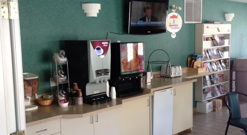 Super 8 By Wyndham Golden Hotell Eksteriør bilde