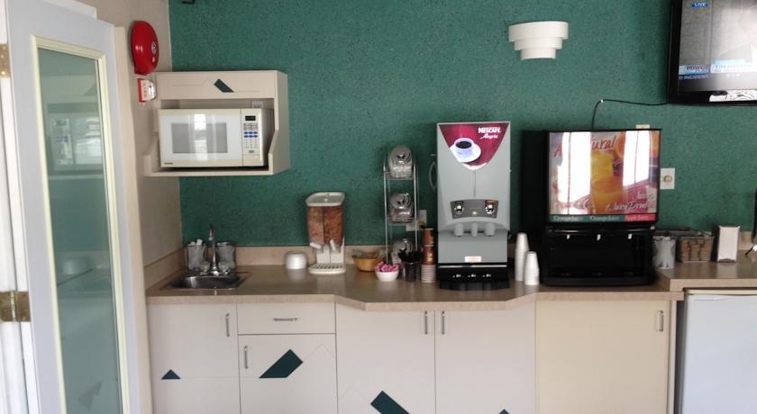 Super 8 By Wyndham Golden Hotell Eksteriør bilde